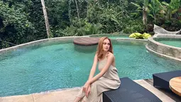 Menikmati serunya liburan ke Pulau Dewata, Syifa Hadju membagikan potretnya saat berada di sebuah villa yang ada di Ubud. Tampil mengenakan dress santai, penampilannya yang menawan ini banyak menuai pujian dari para penggemar. (Liputan6.com/IG/@syifahadju)
