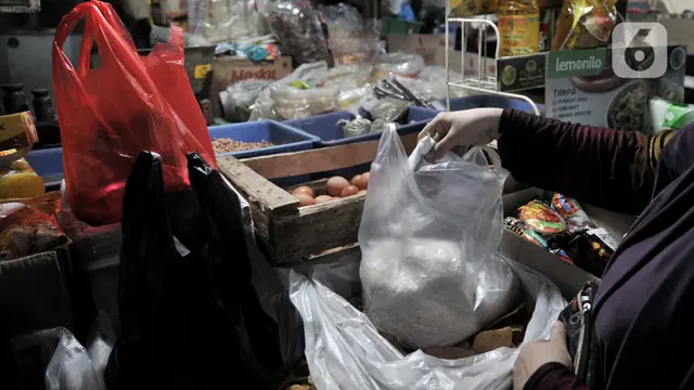 Kantong Plastik Masih Marak di Pasar Tebet