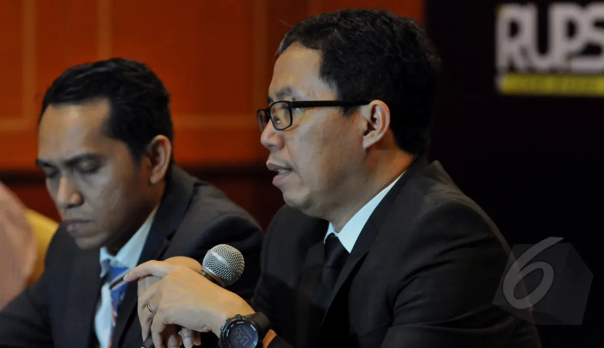CEO PT. Liga Indonesia, Joko Driono dan Tigorshalom Sekretaris Umum PT. Liga Indonesia memberikan keterangan pers usai menggelar Rapat Umum Pemegang Saham (RUPS) Liga Indonesia di Hotel Borobudur, Jakarta, Rabu (13/5/2015). (Liputan6.com/Andrian M Tunay)