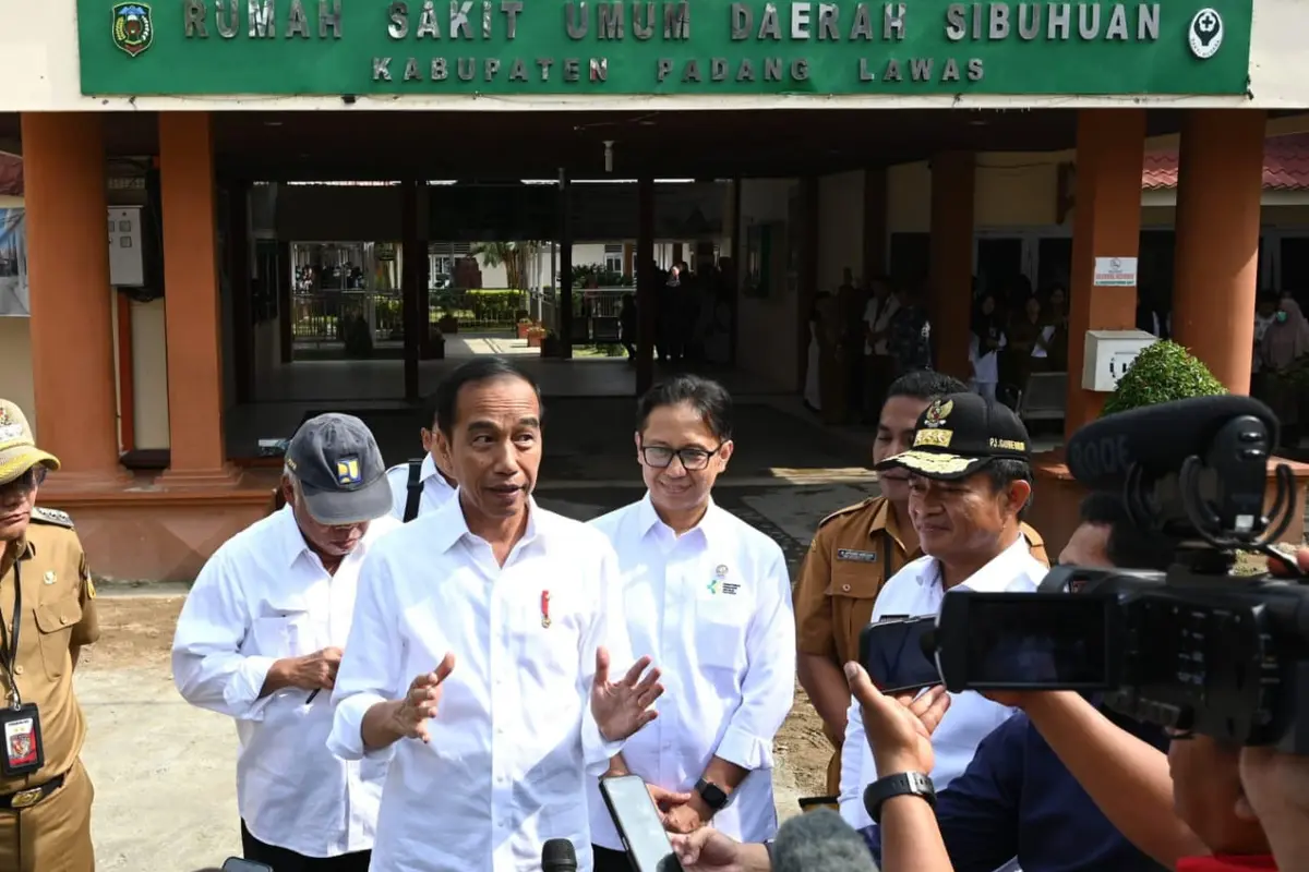 Presiden Jokowi, Didampingi Menteri Kesehatan RI, Budi Gunadi Sadikin, Apresiasi Ketersediaan Dokter Spesialis RSUD Sibuhuan Padang Lawas (Foto: Sehat Negeriku)