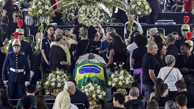 Foto: Warga Rela Antre Panjang Demi Beri Penghormatan Terakhir untuk Pele