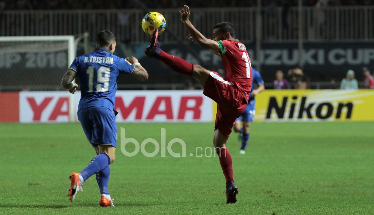 Rizky Pora saat berduel dengan pemain Thailand pada laga Final Piala AFF 2016 di Stadion Pakansari, Bogor, (14/12/2016). (Bola.com/Nicklas Hanoatubun)