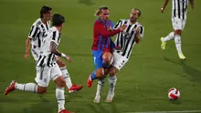 Penyerang Barcelona Antoine Griezmann dan bek Juventus Giorgio Chiellini bertabakan saat pertandingan Joan Gamper Trophy di Estadi Johan Cruyff, Minggu (8/8/2021). Barcelona berhasil menjuarai Trofi Joan Gamper 2021 usai menggilas Juventus dengan skor 3-0. (AP/Joan Monfort)