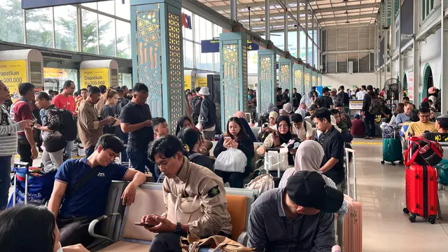 Penumpang Menumpuk di Stasiun Senen Imbas KA Jaka Tingkir dan Serayu Anjlok