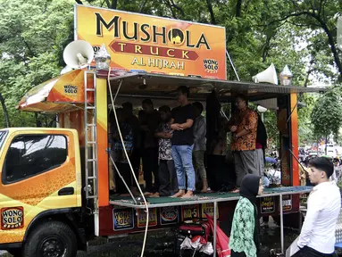 Jamaah melaksanakan ibadah salat di Musala Truck Al-Hijrah di kawasan Universitas Indonesia, Depok, Jawa Barat, Sabtu (1/2/2020). Biasanya modifikasi truck kita lihat sebagai food truck atau toilet namun uniknya truck ini dijadikan tempat beribadah atau musala. (Liputan6.com/Johan Tallo)