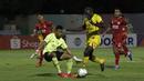 Striker Bhayangkara FC, Herman Dzumafo, berusaha melewati kiper Semen Padang, Teja Paku Alam, pada laga Shopee Liga 1 di Stadion PTIK, Jakarta, Sabtu (2/11). Bhayangkara bermain imbang 2-2 atas Semen Padang. (Bola.com/Yoppy Renato)