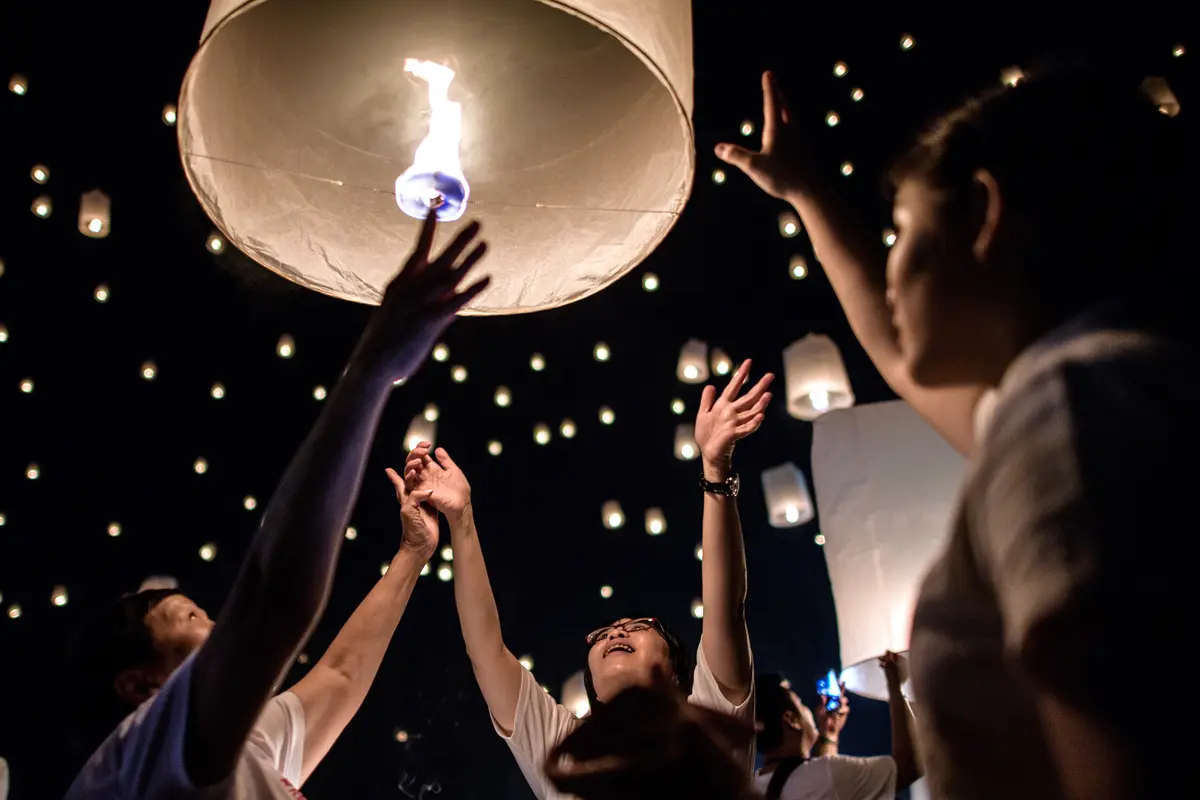 Indahnya Ribuan Lampion Saat Menghiasi Malam Chiang Mai