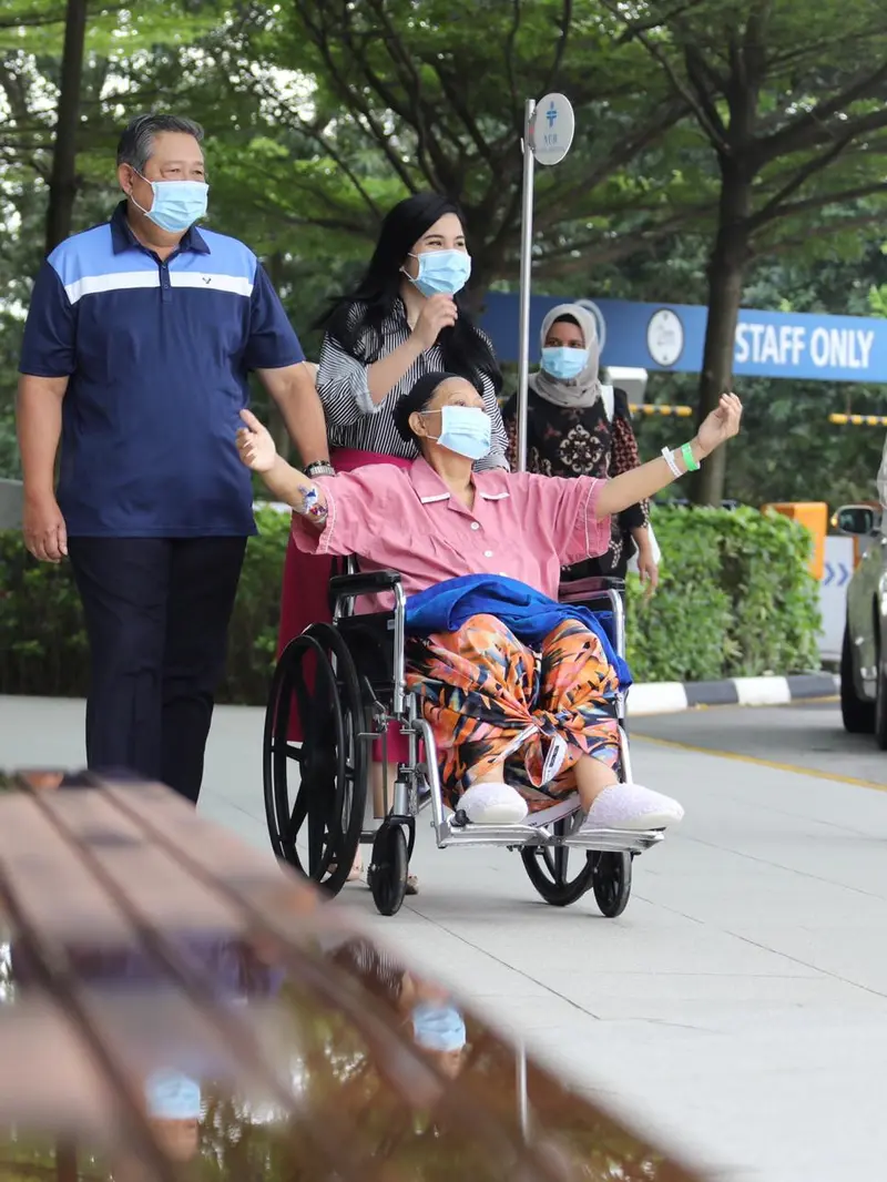 Ani Yudhoyono menikmati udara segar di luar ruang perawatan rumah sakit. (Foto: Dok. Anung Anindito)