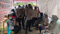 Ditsamapta Polda Metro Jaya Kombes Pol Gatot Haribowo meninjai vaksinasi Merdeka Tahap II di Depok. (Liputan6.com/Ady Anugrahadi)