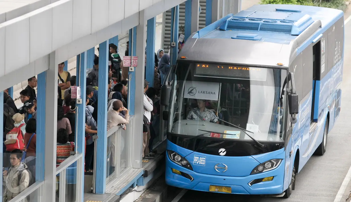 Bus Transjakarta menaikan penumpang di halte Tosari, Jakarta, Jumat (30/12). Koridor 1 (Blok M-Kota) dan Koridor 5 (Kampung Melayu-Ancol) akan menjadi fokus pelayanan pada malam tahun baru. (Liputan6.com/Yoppy Renato)