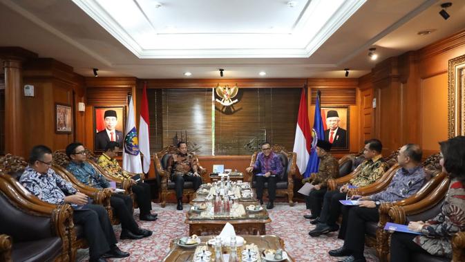 Asosiasi Pemerintah Kabupaten Seluruh Indonesia (Apkasi) bertemu dengan Menteri Dalam Negeri (Mendagri) Tito Karnavian untuk membahas sejumlah permasalahan di daerah.