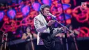 Pedangdut Rhoma Irama saat tampil dalam acara Indonesian Dangdut Awards 2018 di Studio 5 Indosiar, Jakarta, Jumat (12/10). Rhoma Irama membawakan lagu Euphoria dan Musik. (Liputan6.com/Faizal Fanani)