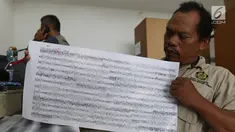 Petugas pusat vulkanologi dan mitigasi bencana geologi menunjukkan seismograf aktivitas Gunung Anak Krakatau di Pos Pengamatan di Cinangka, Banten, Selasa (25/12). Dari pantauan tersebut anak krakatau berstatus siaga. (Liputan6.com/Angga Yuniar)