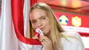 Pesepak bola putri, Isa Guusje Warps mencium bendera Merah Putih usai pengambilan sumpah dan janji setia pewarganegaraan Republik Indonesia di Kantor Kementerian Hukum, Jakarta, Selasa (10/6/2025). (Foto: Dokumentasi Kementerian Hukum)