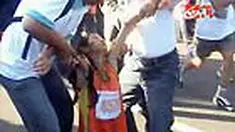Ribuan pelari nasional dan lokal mengikuti lomba lari 10 kilometer di kawasan Cibinong, Bogor, Jabar, pagi tadi. Lomba yang diikuti pelari nasional ini tak mengurungkan niat sejumlah anak-anak untuk ikut serta meski akhirnya mereka harus pingsan.