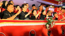 Megawati Soekarnoputri selaku Ketua Umum terpilih (ketiga kiri) usai mengumumkan susunan pengurus DPP PDIP periode 2019-2024 dalam hari terakhir Kongres V PDIP di Bali, Sabtu (10/8/2019). Setelah mengumumkan struktur kepengurusan DPP PDIP, Megawati langsung melantik mereka (Liputan6.com/Johan Tallo)
