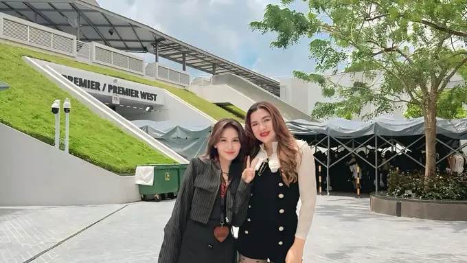 Gaya Duo Ibu Ayu Ting-Ting dan Vicky Shu Ngebucin Saat Konser ATEEZ di Singapura, Tampil Edgy dengan Boots
