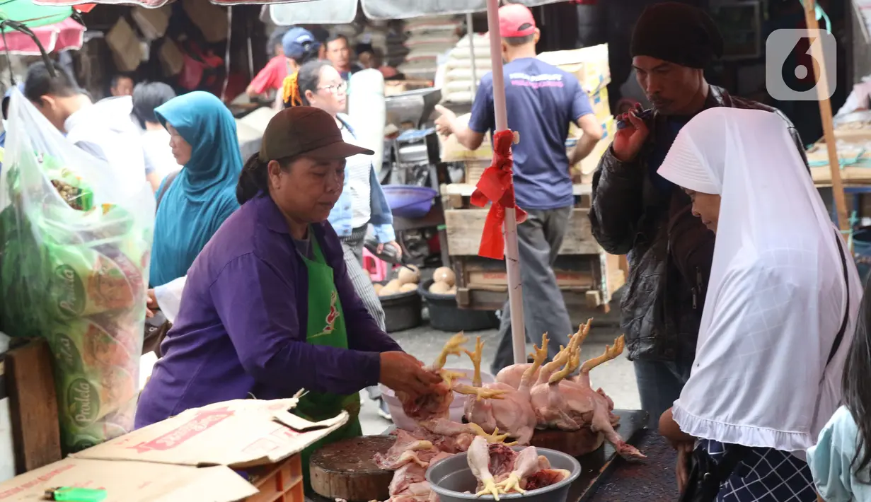 Pedagang daging ayam melayani pembeli di pasar Kebayoran Lama, Jakarta, Senin (2/12/2019). Badan Pusat Statistik (BPS) mencatat angka inflasi sepanjang Januari-November 2019 sebesar 2,37 persen, lebih kecil ketimbang periode yang sama tahun lalu sebesar 2,50 persen. (Liputan6.com/Angga Yuniar)