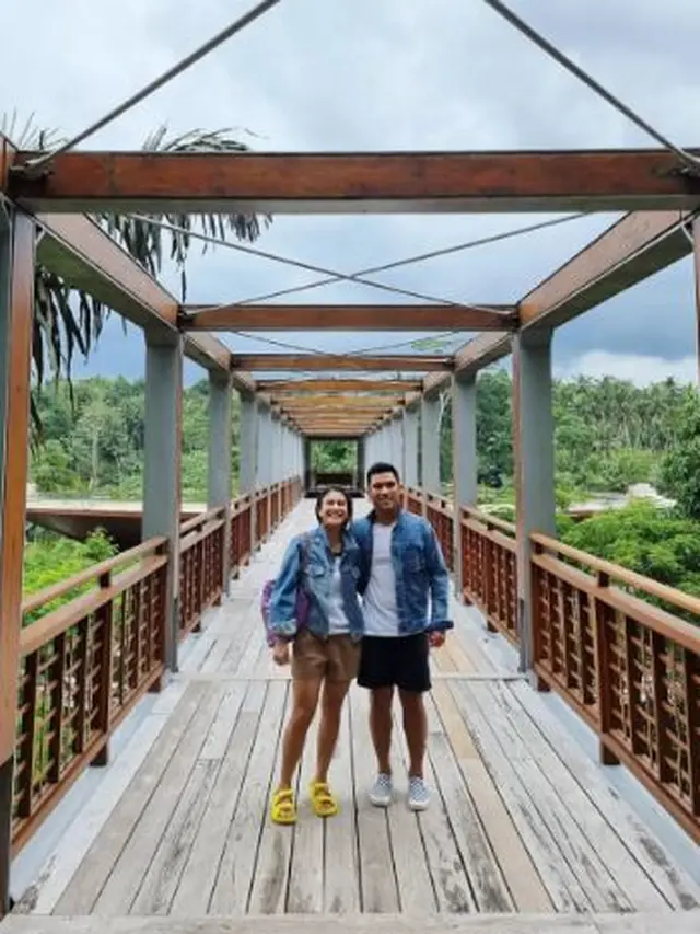 Dian Sastrowardoyo bersama suami (Instagram/therealdisastr)