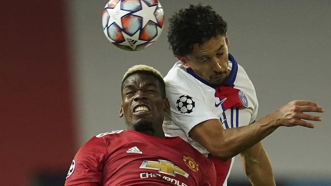 Gelandang Manchester United atau MU, Paul Pogba dan bek Paris Saint Germain (PSG), Marquinhos melompat saat berebut bola pada matchday kelima Grup H Liga Champions di Stadion Old Trafford, Kamis (3/12/2020) dinihari WIB. MU keok 1-3 dari PSG. (AP Photo/Dave Thompson)