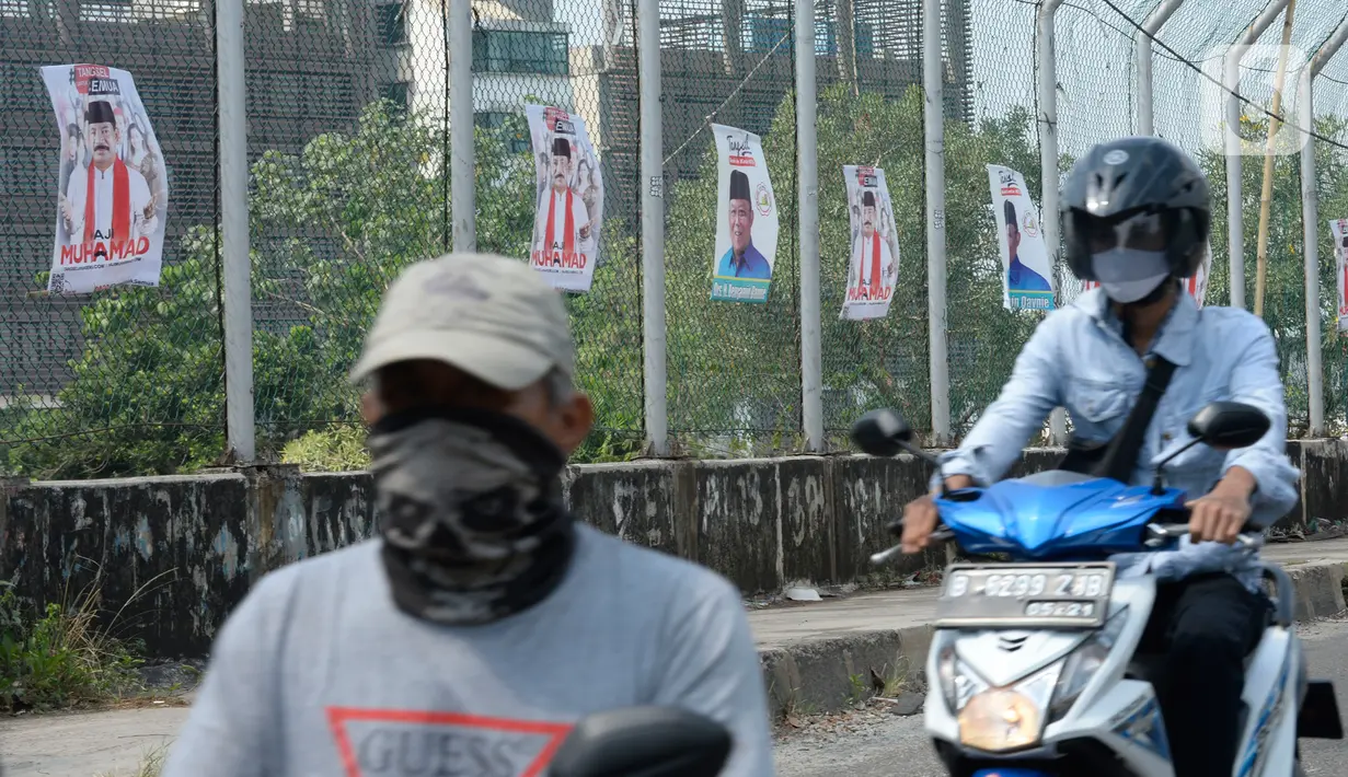 Sejumlah Panflet Bakal Calon Wali Kota Tangerang Selatan periode 2021–2026 bertebaran menghiasi jalan protokol di Tangerang Selatan, Banten, Senin (27/07/2020). Rencananya membuka pendaftaran pasangan calon Wali Kota dan Wakil pada tanggal 4 sampai tanggal 6 September 2020. (merdeka.com/Dwi Narwoko)