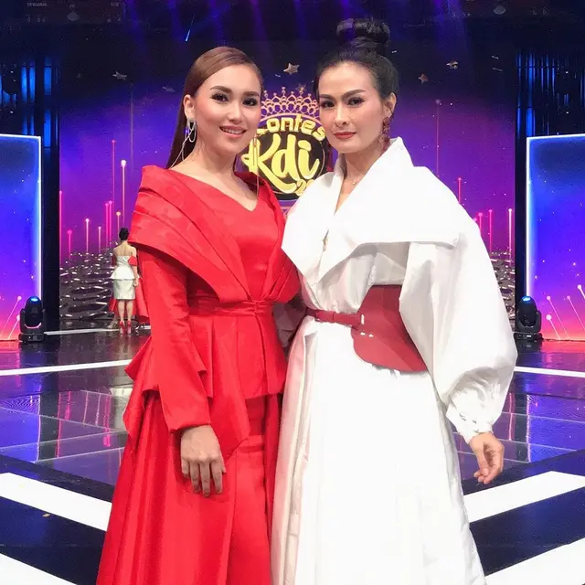 Bak Saudara Kandung, Ini 6 Potret Kedekatan Iis Dahlia dan Ayu Ting Ting