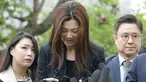Mantan eksekutif senior Korea Air, Cho Hyun-min dengan kepala tertunduk meminta maaf ketika tiba di kantor polisi Seoul, Selasa (1/5). Cho meminta maaf atas insiden melemparkan minuman di wajah orang pada pertemuan April lalu. (AP/Ahn Young-joon)