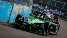 Pebalap Envision Racing, Sebastien Buemi memacu mobilnya saat sesi latihan bebas Jakarta E-Prix 2023 yang berlangsung di Jakarta Intenational E-Prix Circuit (JIEC), Ancol, Jakarta, Jumat (02/06/2023). (Bola.com/Bagaskara Lazuardi)