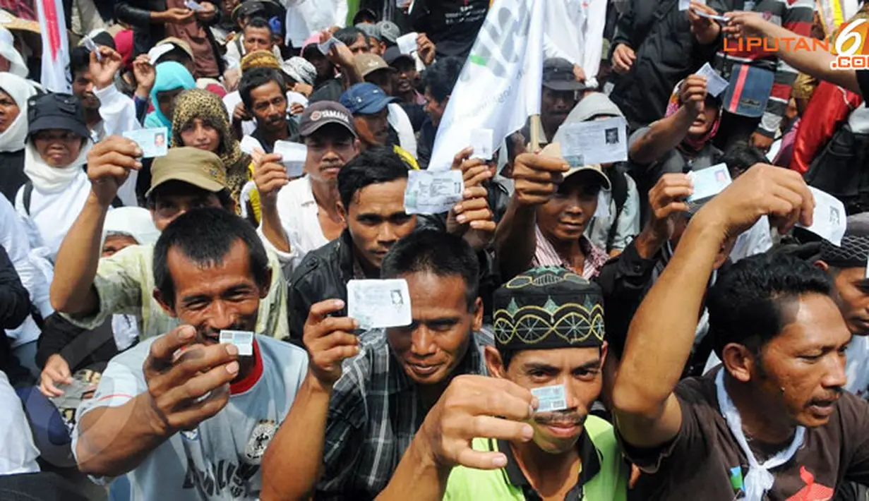 Para pengunjuk rasa menunjukkan KTP yang menunjukkan jika mereka datang dari luar Jakarta (Liputan6.com/Herman Zakharia)