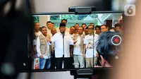Layar gawai memperlihatkan Ketua Umum Partai Gerindra Prabowo Subianto bersama relawan Jokowi Mania (Joman) saat menyampaikan keterangan pers usai melakukan pertemuan di Rumah Kertanegara, Jakarta, Kamis (16/2/2023). Dalam pertemuan tersebut, relawan Joman sepakat mendukung Prabowo Subianto untuk Pilpres 2024 dan bertransformasi menjadi Prabowo Mania 08. (Liputan6.com/Johan Tallo)