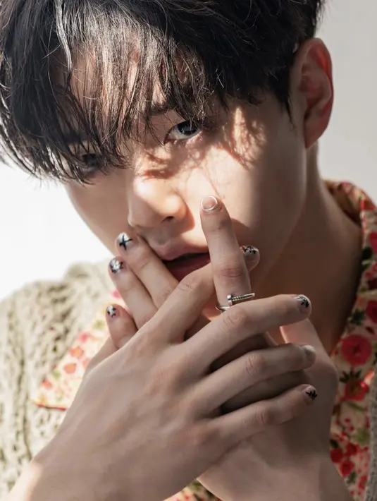 Tampil sederhana dengan cincin Cartier, ia tampak begitu edgy. Aplikasi nail art pada kuku menambah tampilan gaya Song Kang.[Instagram/ @songkang]