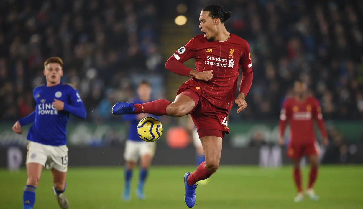 Pemain Liverpool Virgil van Dijk mengontrol bola dengan kakinya saat menghadapi Leicester City pada pertandingan Liga Inggris di King Power Stadium, Leicester, Inggris, Kamis (26/12/2019). Liverpool menang 4-0. (Oli SCARFF/AFP)
