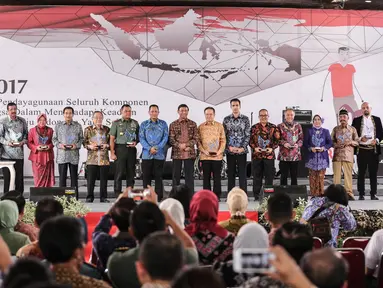 Sejumlah peserta yang memerangi narkoba mendapatkan penghargaan HANI 2017 dalam puncak peringatan Hari Anti-Narkoba Internasional (HANI) di Plaza Tugu Api Pancasila, Taman Mini Indonesia Indah, Jakarta, Kamis (13/7). (Liputan6.com/Faizal Fanani)
