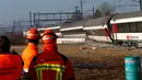 Petugas saat melihat kondisi kereta yang bertabrakan di Zurich, Swiss, (20/2/2015). Kereta bertabrakan di Swiss yang menyebabkan beberapa orang terluka dan rute komuter tergangu. (Reuters/ Arnd Wiegmann)