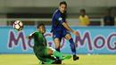 Pemain Persib Bandung, Shohei Matsunaga melepaskan tembakan melewati pemain PS TNI, Ganjar Mukti pada lanjutan Liga 1 2017 di Stadion Pakansari, Bogor, Sabtu (22/4/2017). PS TNI bermain imbang 2-2. (Bola.com/Nicklas Hanoatubun)
