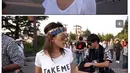 Dengan mengenakan kaos putih, dengan kaca mata, ia berjalan mengganti kaos polosnya dengan kaos putih bertuliskan TAKE ME TO TOKYO. (dok. vidio.com)