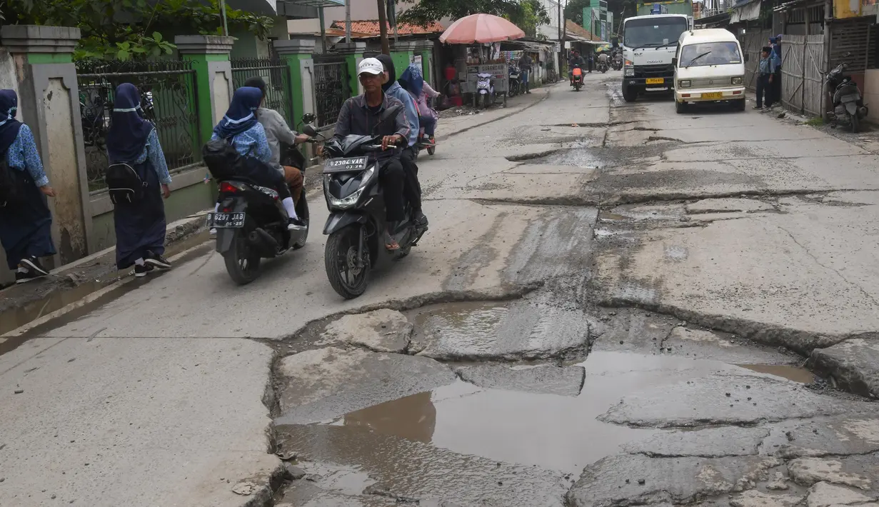Kondisi tersebut membahayakan pengendara terlebih saat musim hujan karena jalan menjadi licin dan penuh kubangan air. (merdeka.com/Arie Basuki)