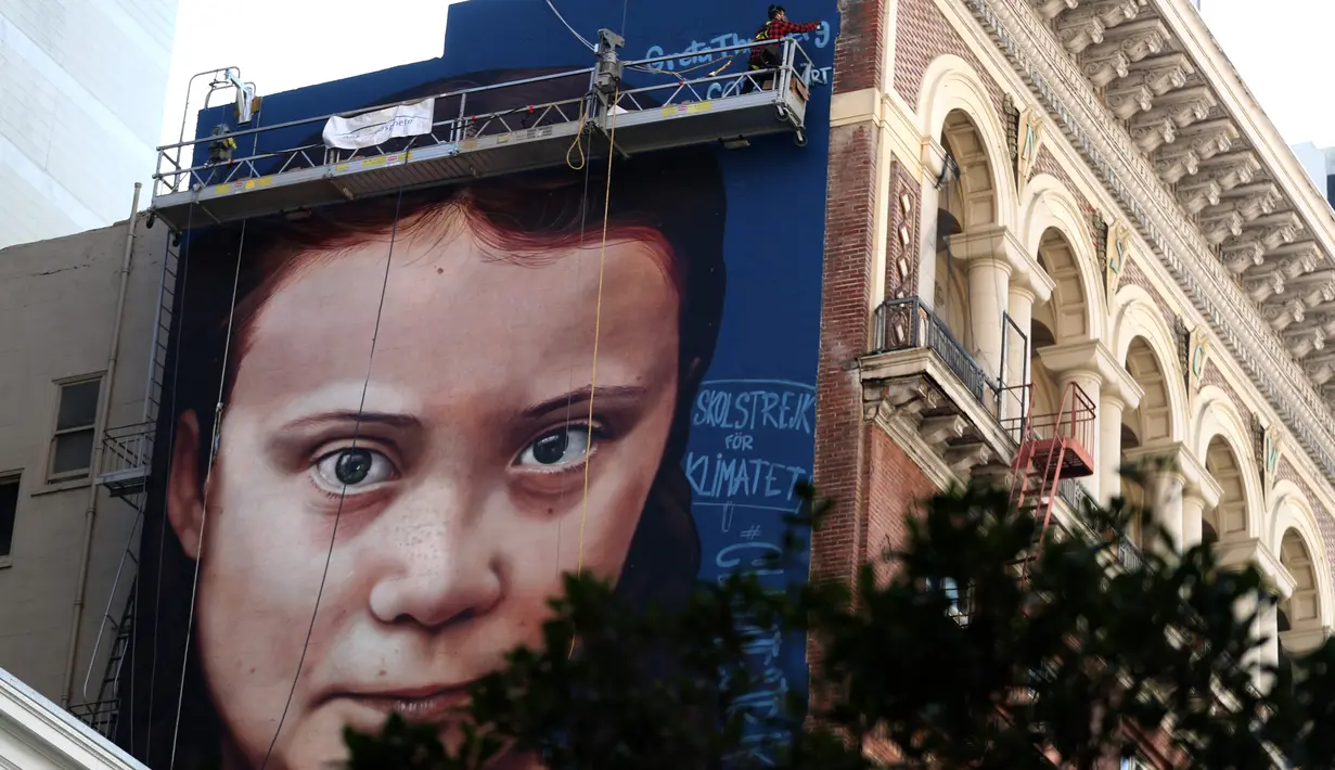 Pemandangan mural dengan gambar aktivis perubahan iklim Greta Thunberg asal Swedia di sebuah gedung di pusat Kota San Francisco, California, 11 November 2019. Mural setinggi 18 meter dan lebar 9 meter itu dibuat seniman jalanan asal Argentina, Andres Petreselli. (Justin Sullivan/Getty Images/AFP)