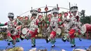 Warga yang mengenakan pakaian tradisional menari untuk memperingati panen raya di Desa Dangzao, Panshi, Kota Tongren, Provinsi Guizhou, China, 20 September 2020. Berbagai aktivitas digelar di seluruh negeri untuk menyambut festival panen petani China ketiga pada 22 September. (Xinhua/Long Yuanbin)