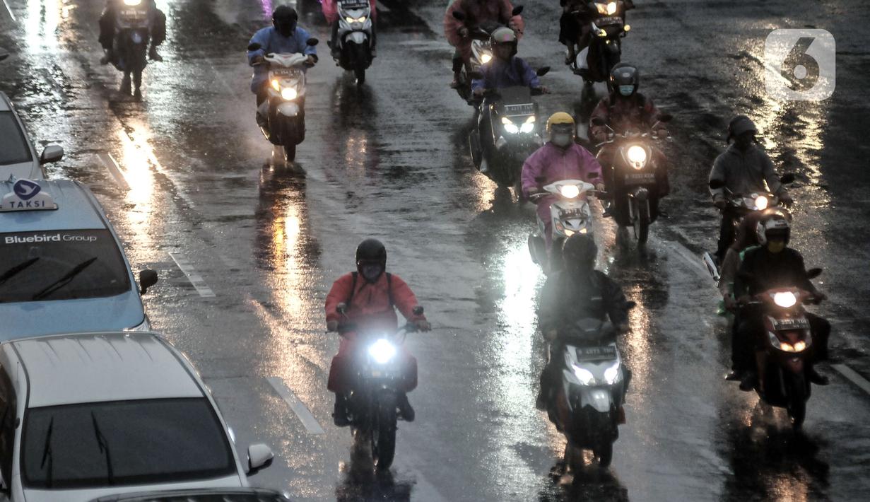 Kondisi lalu lintas lintas saat hujan mengguyur Jakarta, Senin (26/10/2020). BPBD DKI Jakarta mengeluarkan peringatan dini cuaca berupa potensi terjadinya hujan lebat disertai petir dan angin kencang dampak dari siklon tropis Molave hingga 27 Oktober 2020. (merdeka.com/Iqbal S. Nugroho)