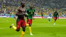 Pemain Kamerun Vincent Aboubakar (kiri) melakukan selebrasi usai mencetak gol ke gawang Brasil pada pertandingan sepak bola Grup G Piala Dunia 2022 di Stadion Lusail, Lusail, Qatar, 2 Desember 2022. Kamerun menang 1-0 atas Brasil, namun tetap tak lolos ke babak selanjutnya. (AP Photo/Andre Penner)