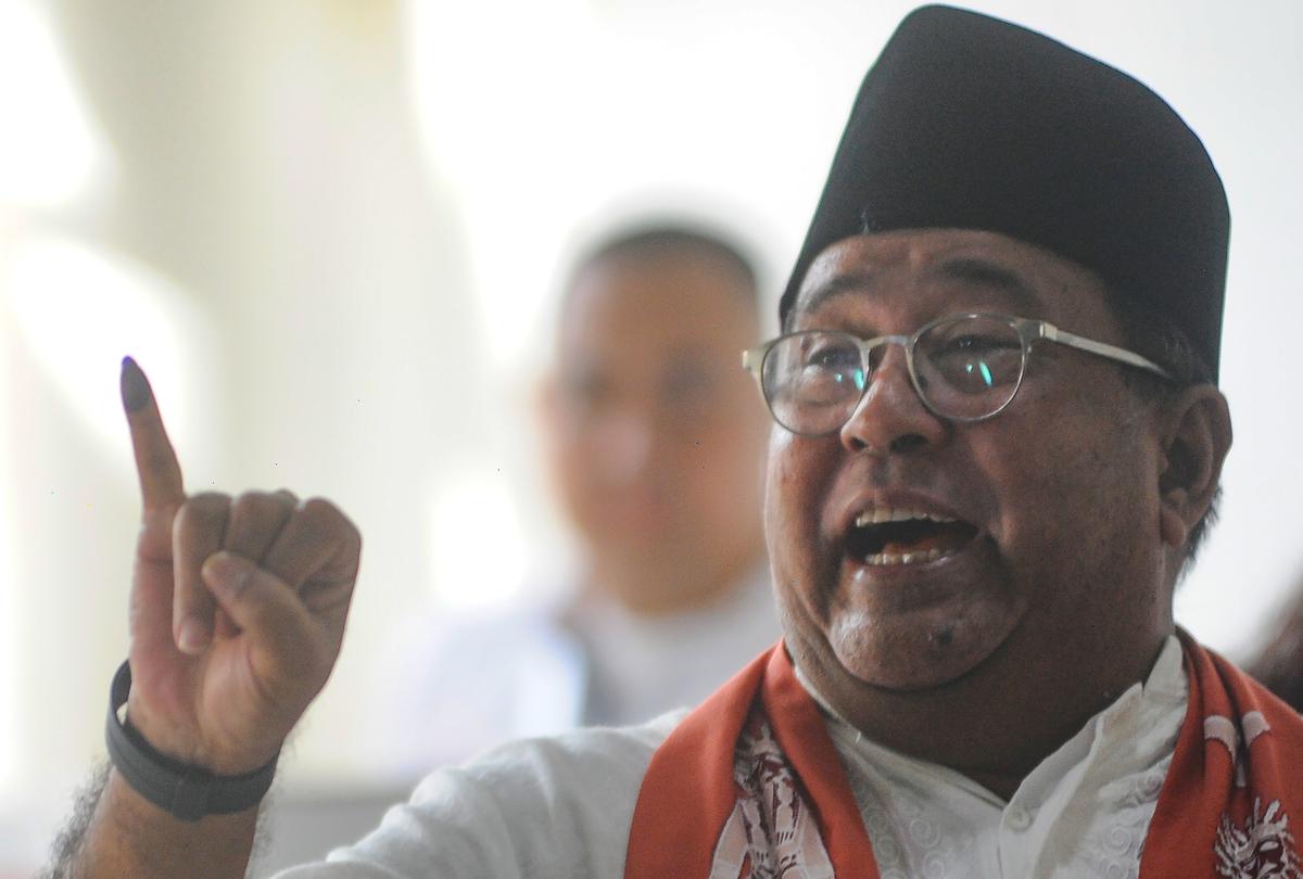 Rano Karno nyoblos di TPS 65 Lebak Bulus saat Pilkada Jakarta 2024