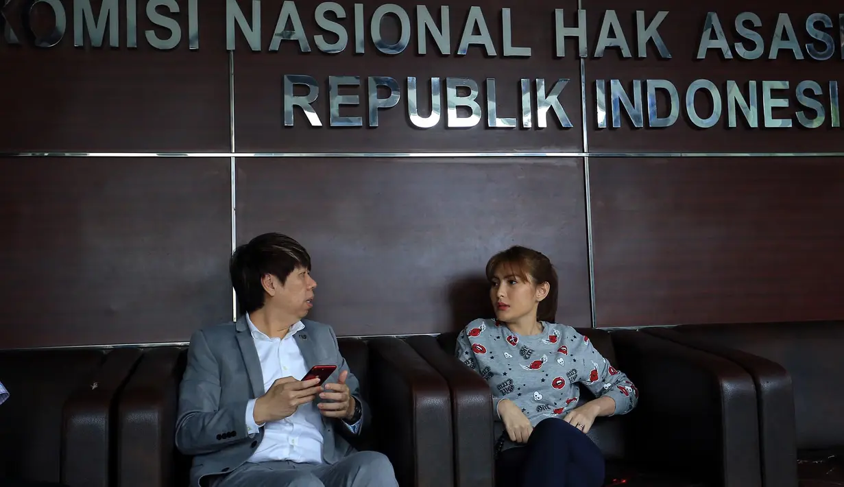 Sempat terpikir ingin mengakhiri hidup. Itulah yang diungkapkan pesinetron yang juga presenter Angela Lee saat di temui di kantor Komnas HAM, Jakarta, Senin (6/10/2017). (Deki Prayoga/Bintang.com)