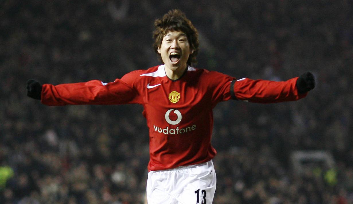 5. Ji Sung Park – Inilah pemain Asia yang paling sukses berkarier di Eropa. Pria Korsel ini bersinar bersama Manchester United dan menjadi pemain Asia pertama yang menjuarai Liga Champions dan Piala Dunia Antar-Klub. (AFP/Simon Bellis)