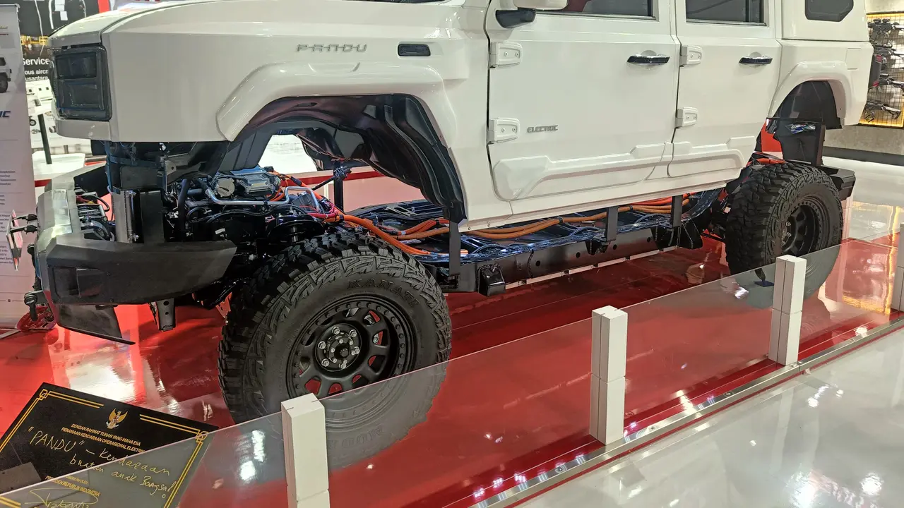 Mobil listrik MV3 Tactical EV pertama buatan PT Pindad
