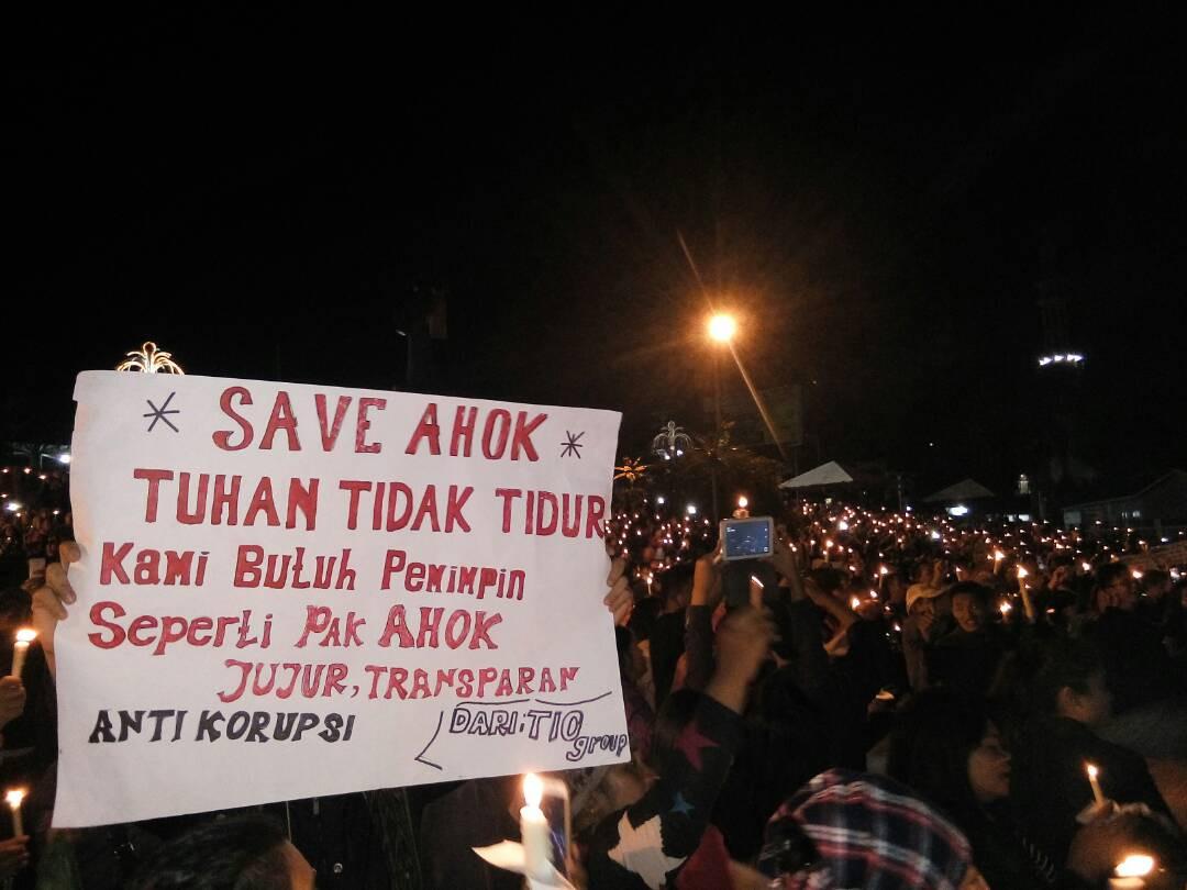 Aksi 1000 Lilin untuk Ahok di Danau Toba (Liputan6.com/Reza Efendi)