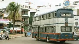Jika dilihat dari dekat, bus tingkat ini terlihat sangat tinggi ya. (Source: Instagram/@perfectlifid)