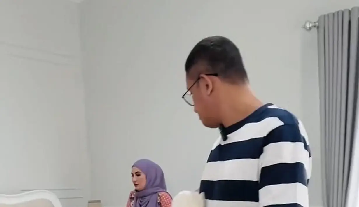 <p>Momen saat Natalie sedang membereskan tempat tidur dan dibuat kesal karena sang suami yang melintas dan melempar handuk ke tempat tidur. Natalie tampak gantian melemparkan handuknya. [Instagram/natalie_sarahs]</p>