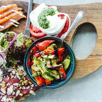 Ilustrasi diet. Photo by Louis Hansel @shotsoflouis on Unsplash