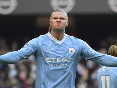 Baru menjalani musim kedua bersama Manchester City, Erling Haaland telah mencetak 50 gol bagi The Citizens dan menjadi pemain tercepat dalam sejarah Premier League yang mampu mencetak 50 gol hanya dalam 48 laga. Gol ke-50 striker asal Norwegia itu dicetak saat Manchester City ditahan imbang 1-1 oleh sang tamu, Liverpool pada pekan ke-13 Liga Inggris 2023/2024 di Etihad Stadium, Sabtu (25/11/2023). Gol Erling Haaland yang tercipta pada menit ke-27 mampu dibalas Liverpool melalui gol Trent-Alexander Arnold pada menit ke-80. (AP Photo/Rui Vieira)